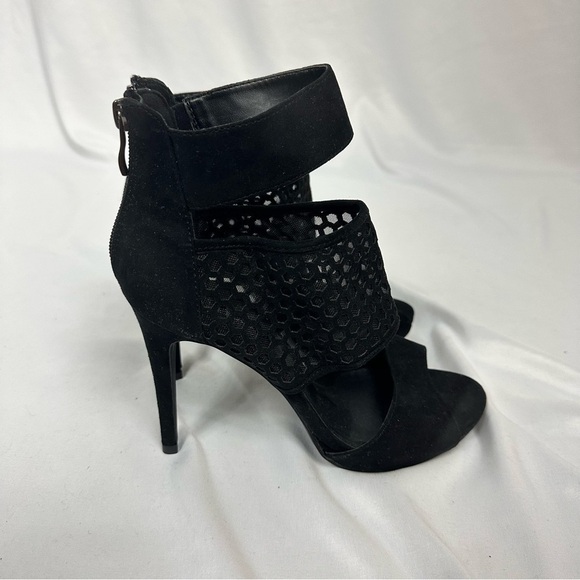 YEES Black Heels in Size 38 - Picture 4 of 6